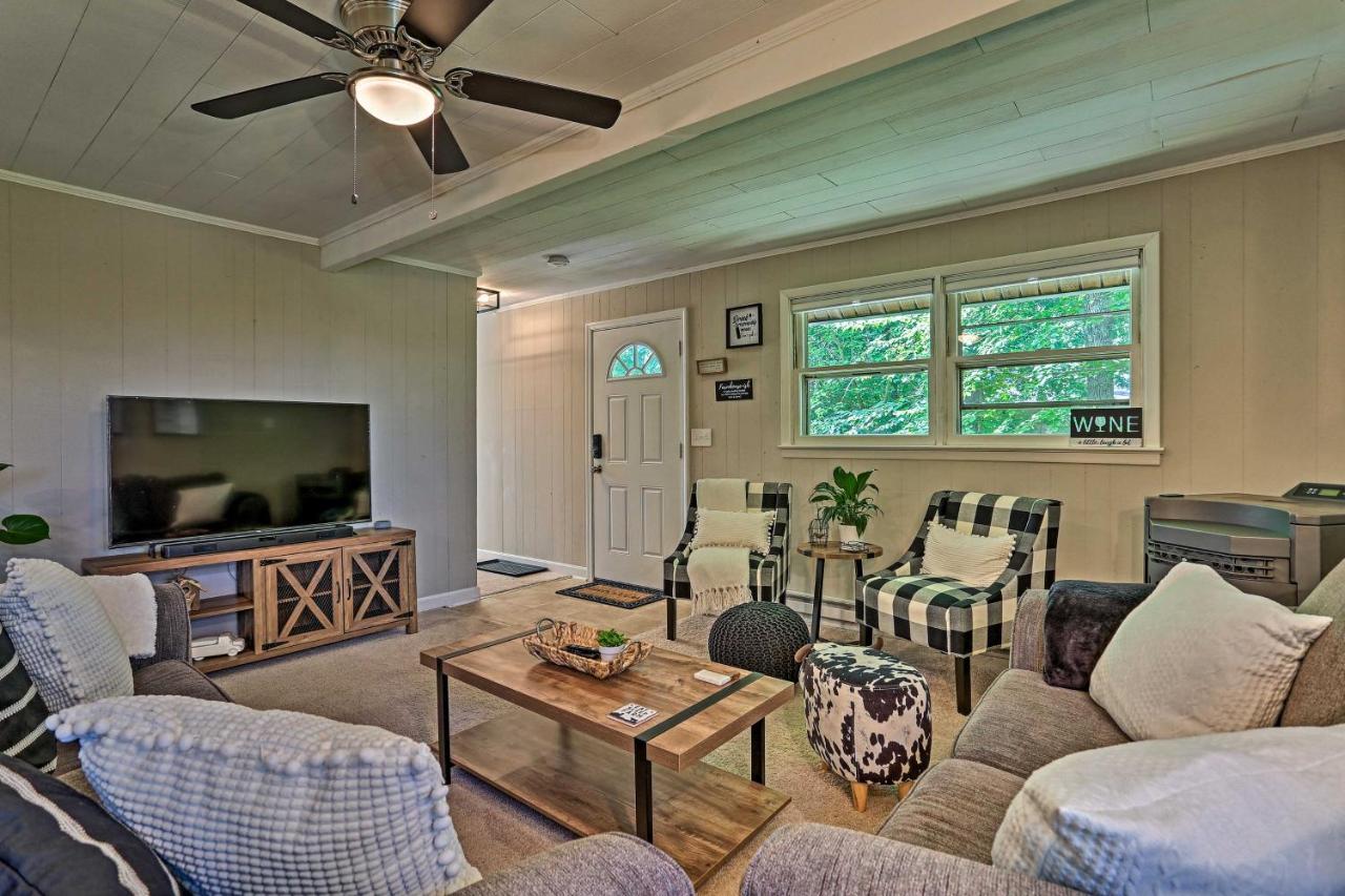 Modern East Stroudsburg Home With Deck And Gas Grill! Exterior photo
